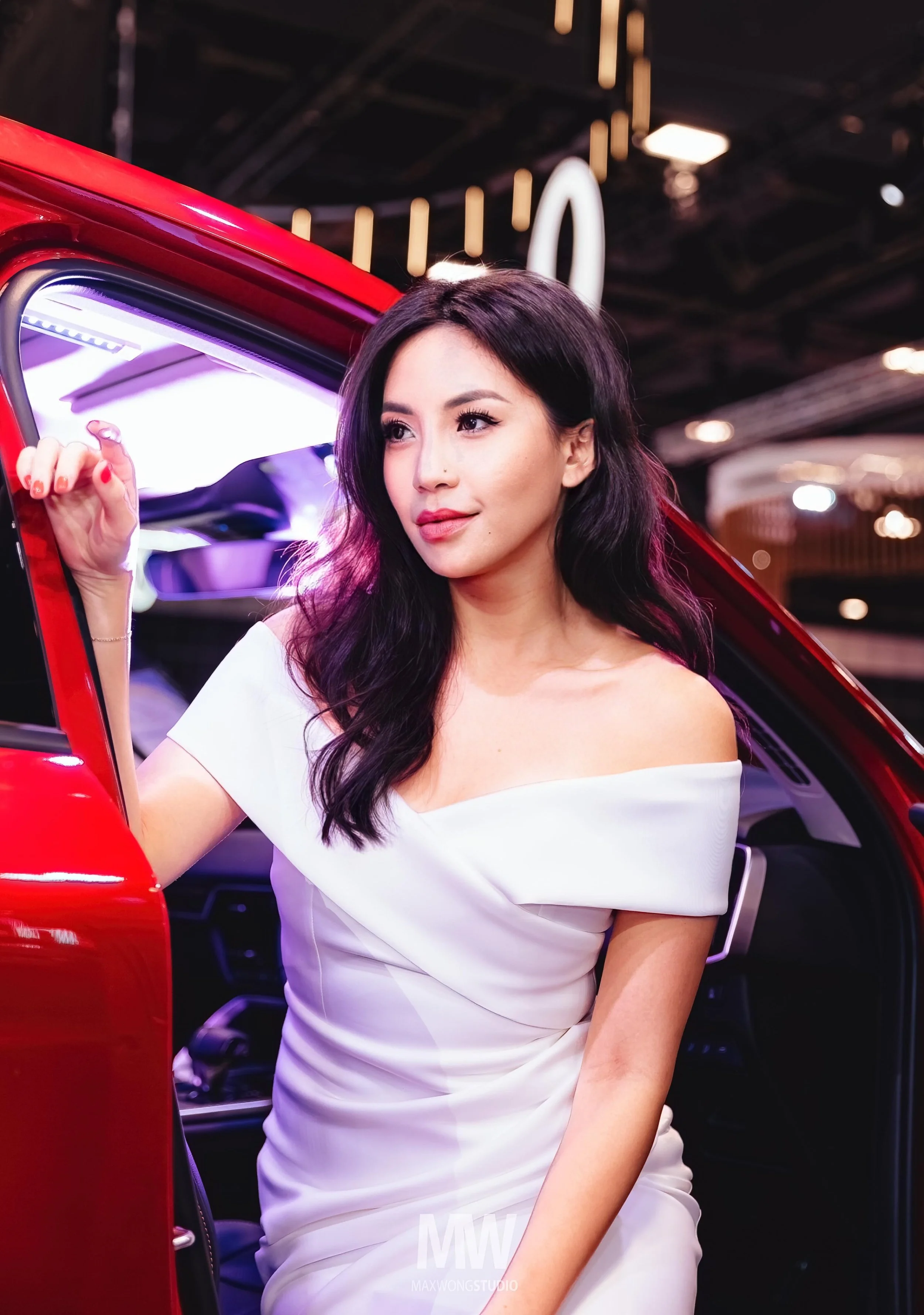 Fiona Loh, professional bilingual emcee and presenter based in Singapore